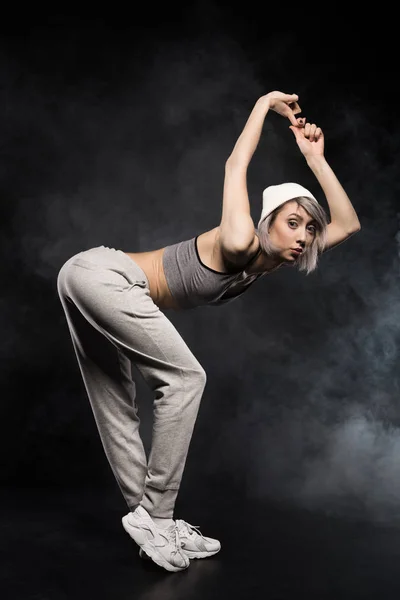Mulher dançando em roupas esportivas — Fotografia de Stock
