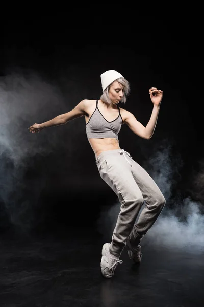 Танцююча жінка в спортивному одязі — стокове фото