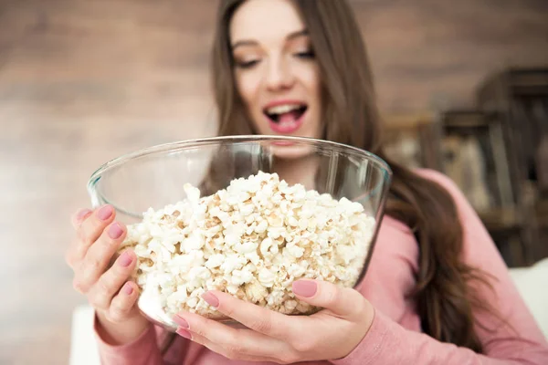 Mujer joven con palomitas de maíz - foto de stock