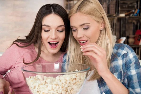 Women eating popcorn — Stock Photo