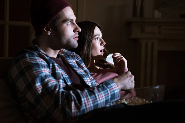 Pareja viendo película - foto de stock