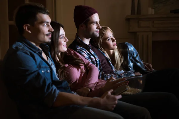 Amici che guardano film — Foto stock