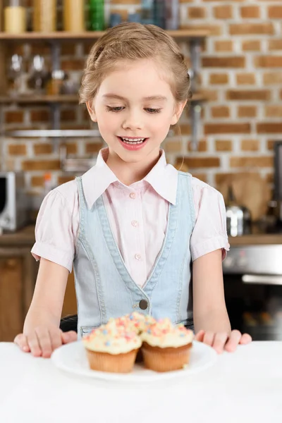 Petite fille avec des gâteaux — Photo de stock