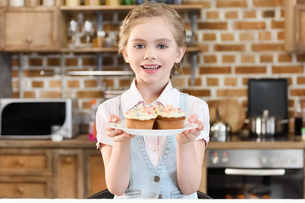 Niña con pasteles - foto de stock