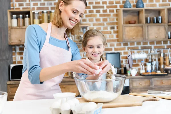 Mother and daughter preparing dough — Stock Photo