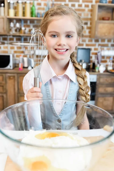 Petite fille préparant la pâte — Photo de stock