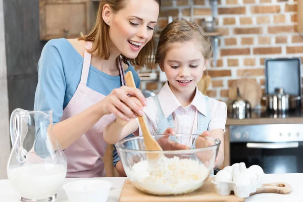 Mutter und Tochter bereiten Teig zu — Stockfoto