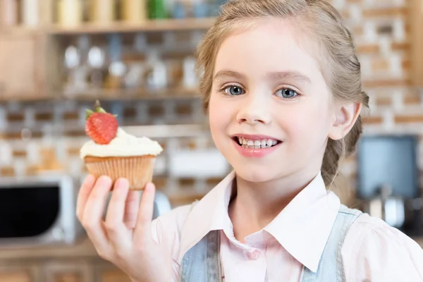 Kleines Mädchen mit Kuchen — Stockfoto