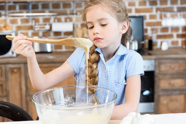 Petite fille préparant la pâte — Photo de stock