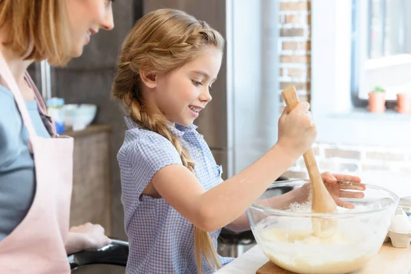 Mère et fille préparant la pâte — Photo de stock