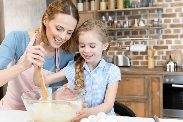 Mother and daughter preparing dough — Stock Photo