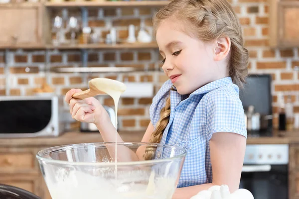 Petite fille préparant la pâte — Photo de stock