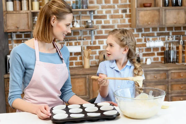 Madre e hija horneando galletas - foto de stock