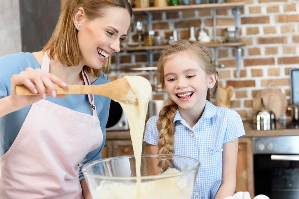 Мать и дочь готовят тесто — стоковое фото