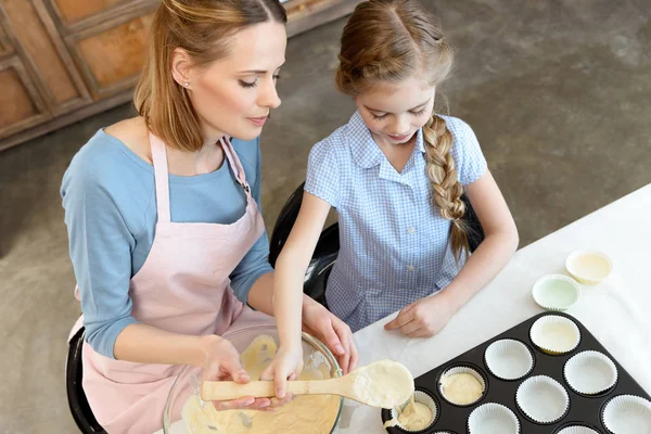Madre e hija horneando galletas - foto de stock