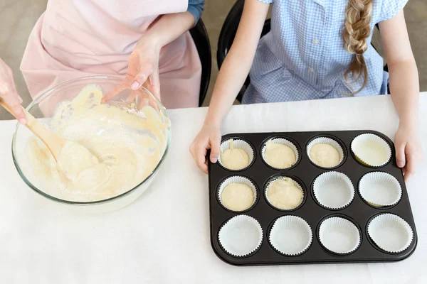 Biscuits de cuisson mère et fille — Photo de stock