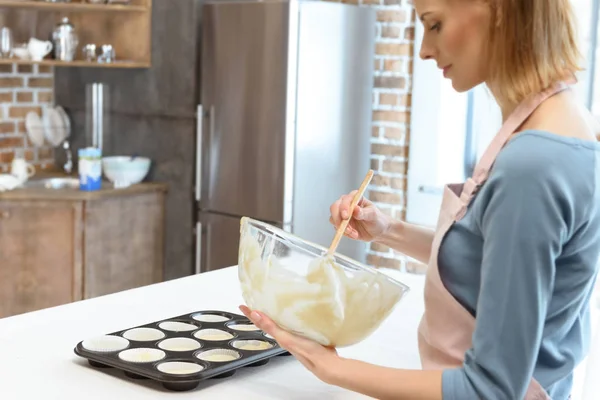 Jeune femme cuisine — Photo de stock