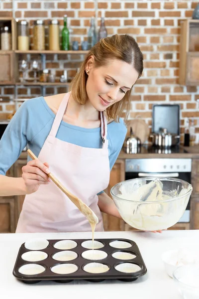 Jeune femme cuisine — Photo de stock