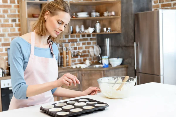 Junge Frau kocht — Stockfoto