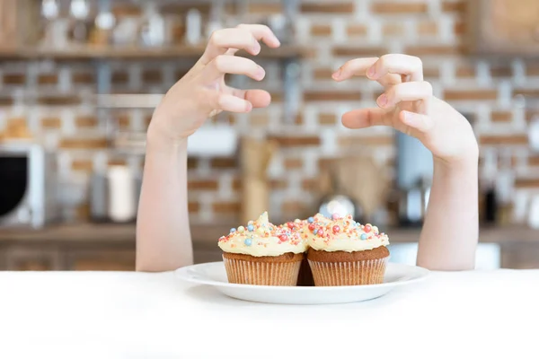 Little girl with cupcakes — Stock Photo