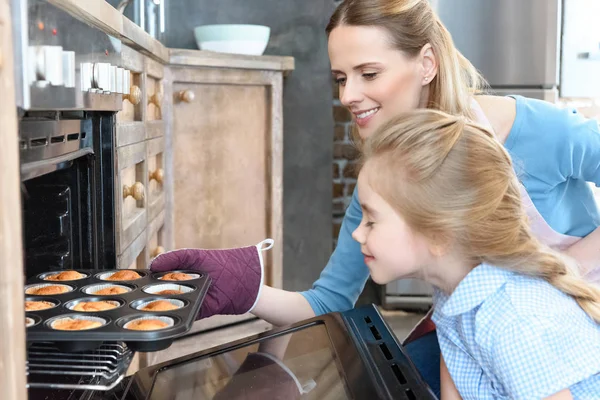 Mutter und Tochter backen Cupcakes — Stockfoto