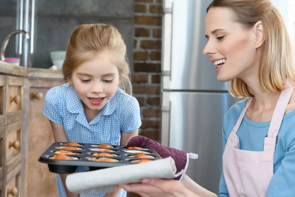 Mother and daughter baking cupcakes — Stock Photo