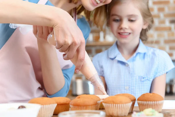 Mutter und Tochter backen Cupcakes — Stockfoto