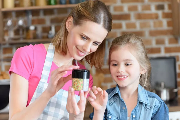 Mère et fille avec pot de confettis — Photo de stock