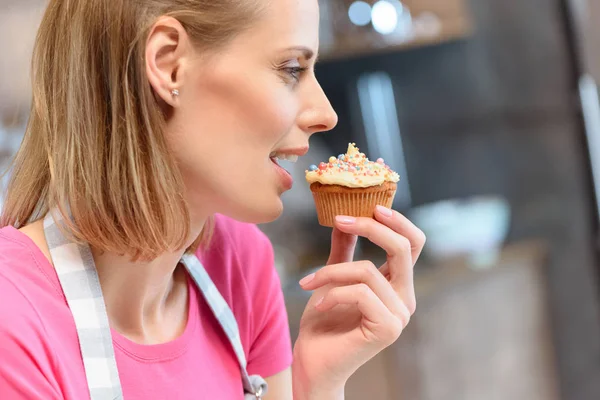 Femme manger Cupcake — Photo de stock