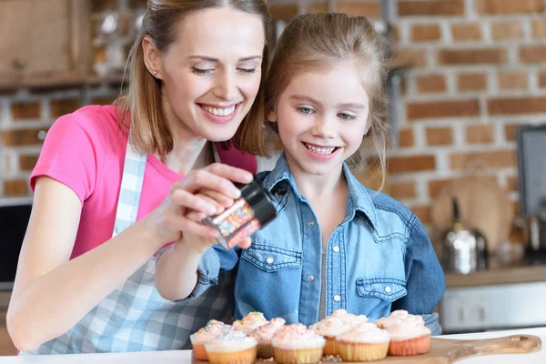 Madre e figlia cottura cupcakes — Foto stock