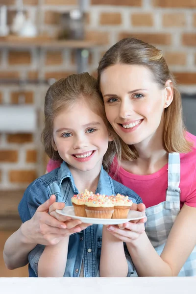 Mère et fille avec pâtisserie — Photo de stock