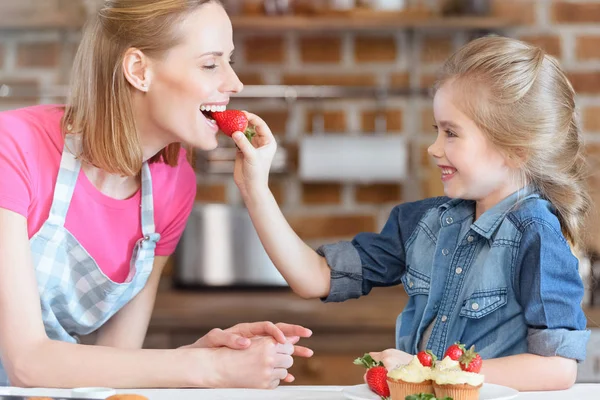 Mère et fille avec pâtisserie — Photo de stock