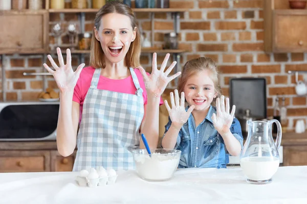 Mutter und Tochter kochen — Stockfoto