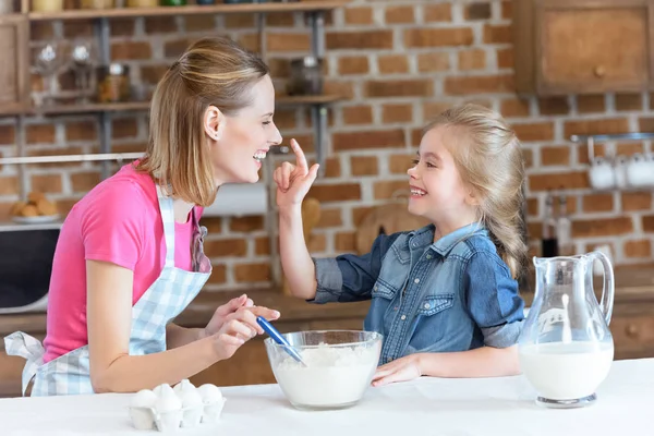 Mãe e filha cozinhar — Fotografia de Stock