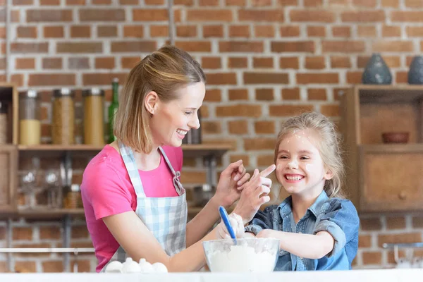 Mãe e filha cozinhar — Fotografia de Stock