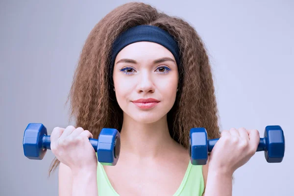 Mujer deportiva con mancuernas - foto de stock