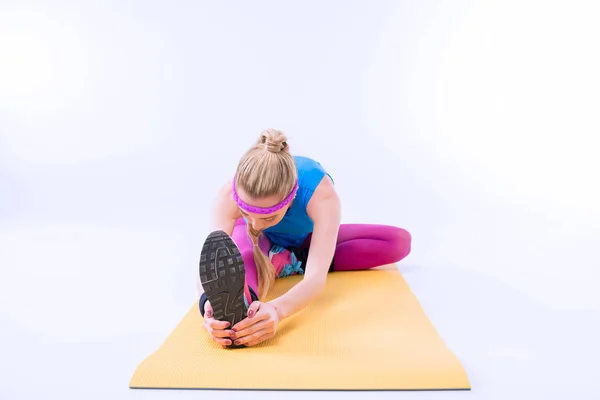 Femme sportive sur le tapis — Photo de stock