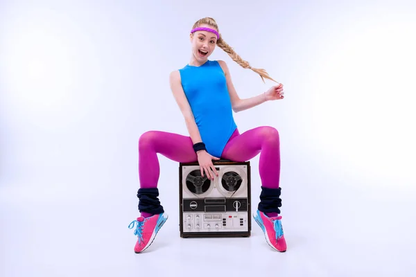 Mujer con tocadiscos retro - foto de stock