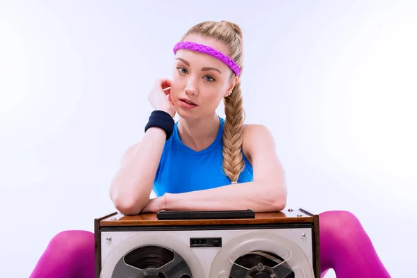 Mujer con tocadiscos retro - foto de stock