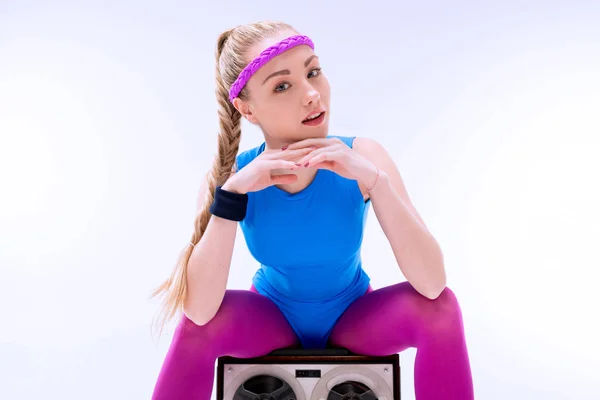 Mujer con tocadiscos retro - foto de stock