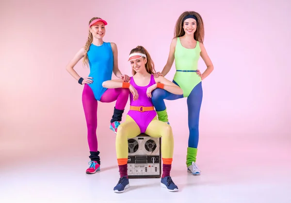 Mujeres con tocadiscos retro - foto de stock