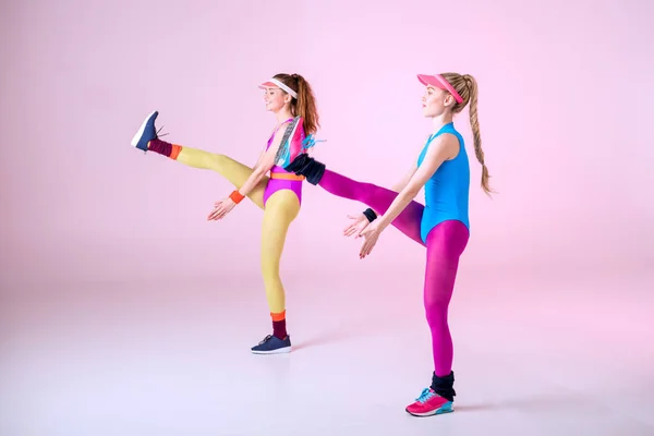 Mujeres deportivas haciendo ejercicios - foto de stock