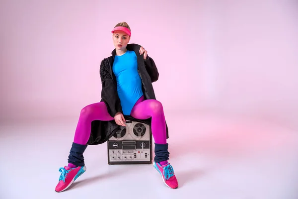 Mujer con tocadiscos retro - foto de stock