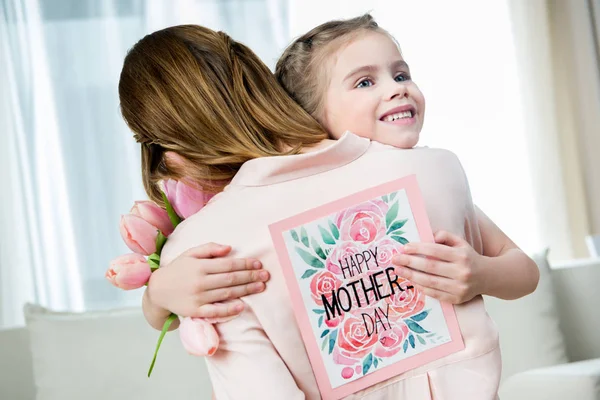 Hija saludo madre - foto de stock