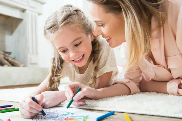 Madre che disegna con figlia — Foto stock