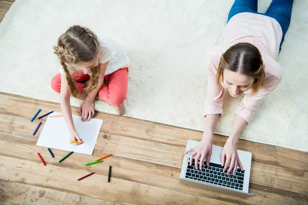 Mother and daughter at home — Stock Photo