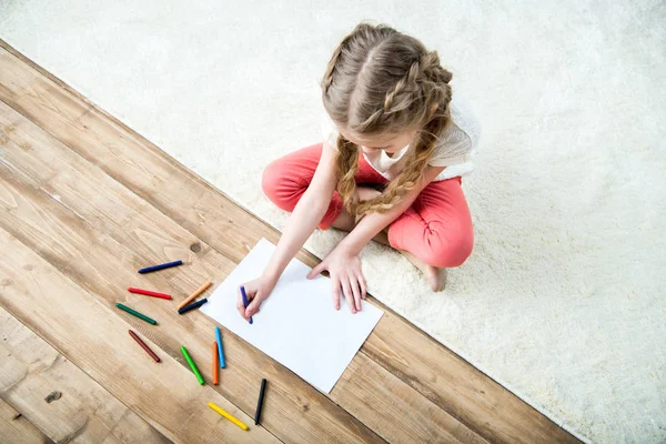 Girl drawing picture — Stock Photo