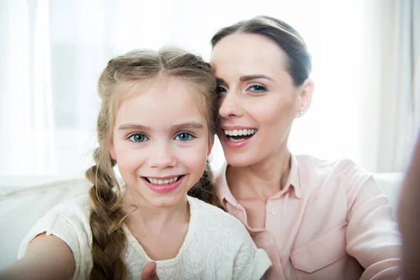 Madre e hija haciendo selfie - foto de stock