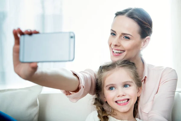 Mãe e filha fazendo selfie — Fotografia de Stock