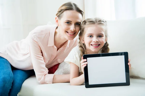 Madre e hija con tableta - foto de stock